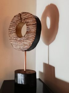Sculpture en bois travaillé par Thierry Chouvenc, rondin de bois monté sur socle par une tige en cuivre et socle en bois brulé